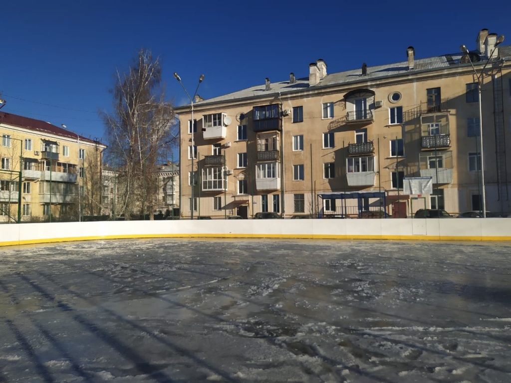 В Октябрьском начали заливать катки | 19.11.2020 | Новости Октябрьского -  БезФормата