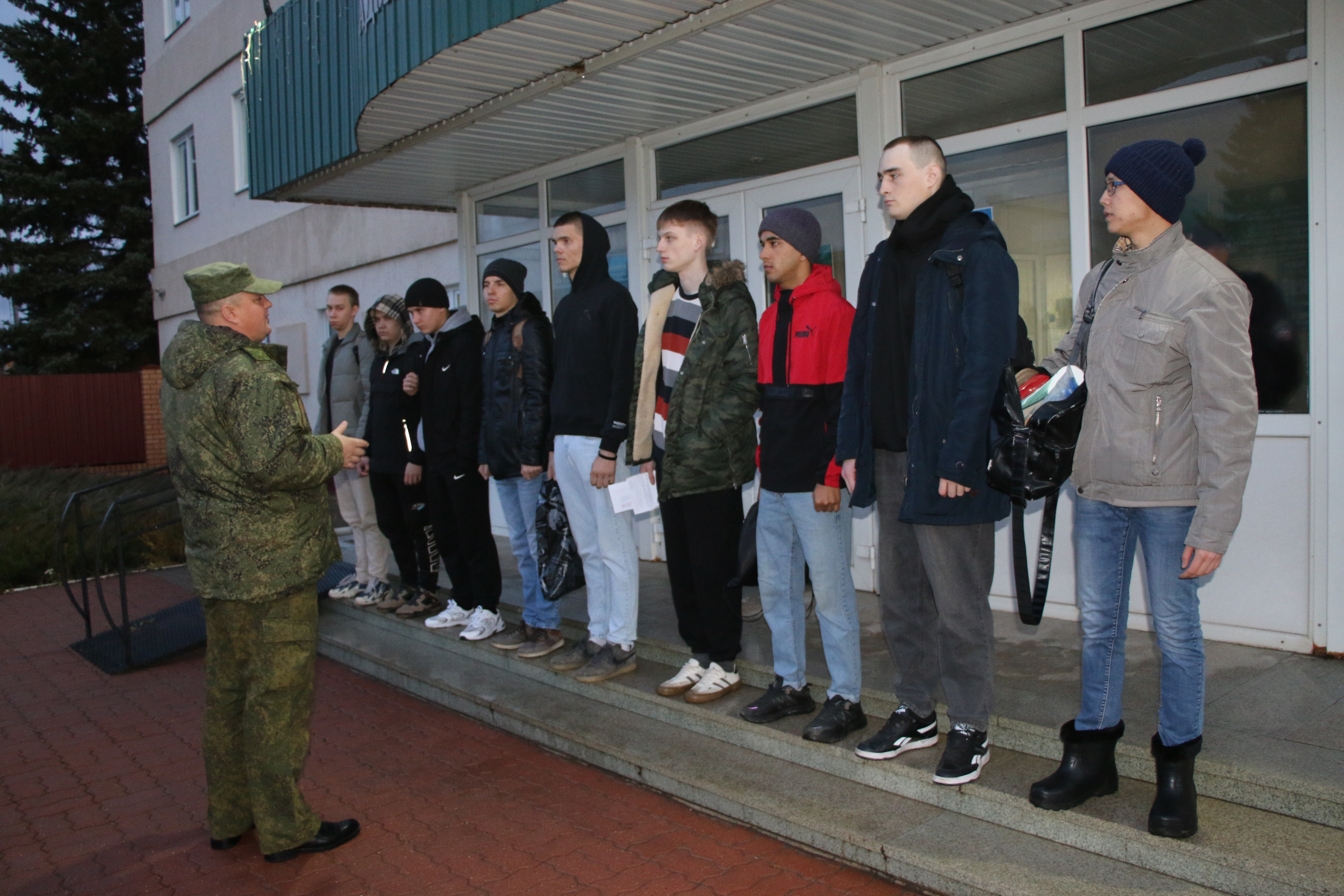 Проводили ребят на срочную службу